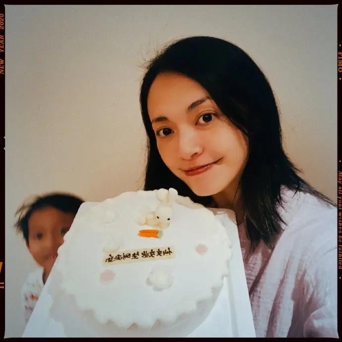 姚晨与儿子合照庆41岁生日 手捧蛋糕一脸幸福 却被土豆表情包抢镜