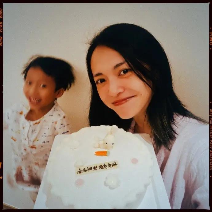 姚晨与儿子合照庆41岁生日 手捧蛋糕一脸幸福 却被土豆表情包抢镜