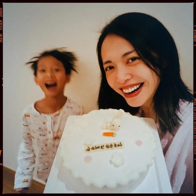 姚晨与儿子合照庆41岁生日 手捧蛋糕一脸幸福 却被土豆表情包抢镜