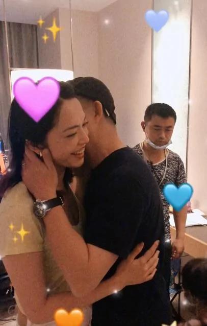 姚晨与儿子合照庆41岁生日 手捧蛋糕一脸幸福 却被土豆表情包抢镜