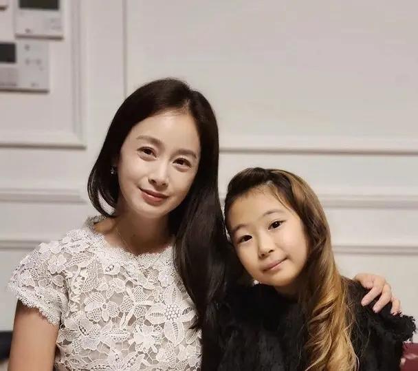 Rain一家遭骚扰“狂按门铃还大叫” 令金泰希与俩女儿陷入恐惧