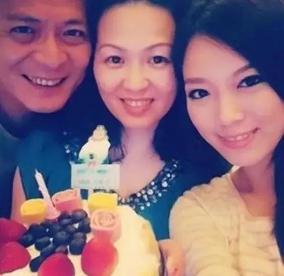 母亲离世后黄芷晴首晒父女合照 黄日华罕露笑容消瘦不少