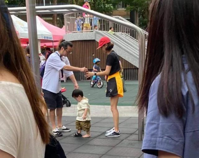 陈意涵与导演丈夫带娃野餐 儿子正面曝光 没能遗传妈妈美貌