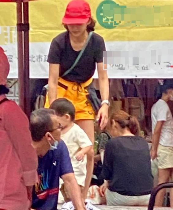 陈意涵与导演丈夫带娃野餐 儿子正面曝光 没能遗传妈妈美貌