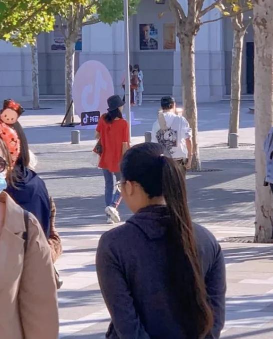 章子怡晒汪峰背女儿游玩 心疼老公旅途太累赞他好爸爸