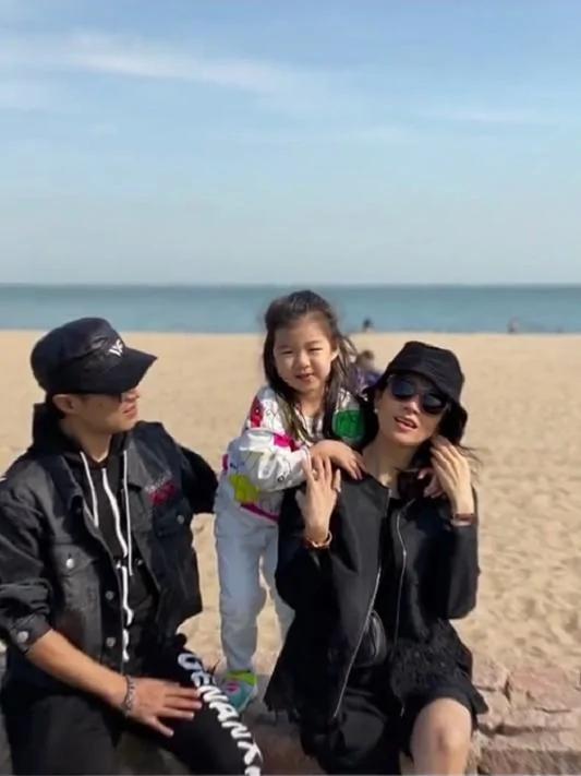 章子怡晒汪峰背女儿游玩 心疼老公旅途太累赞他好爸爸