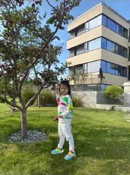 章子怡晒汪峰背女儿游玩 心疼老公旅途太累赞他好爸爸