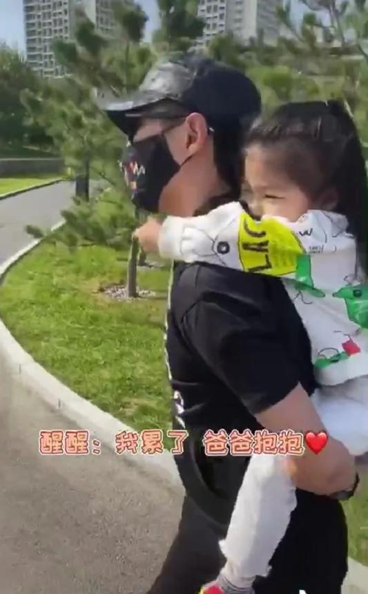 章子怡晒汪峰背女儿游玩 心疼老公旅途太累赞他好爸爸