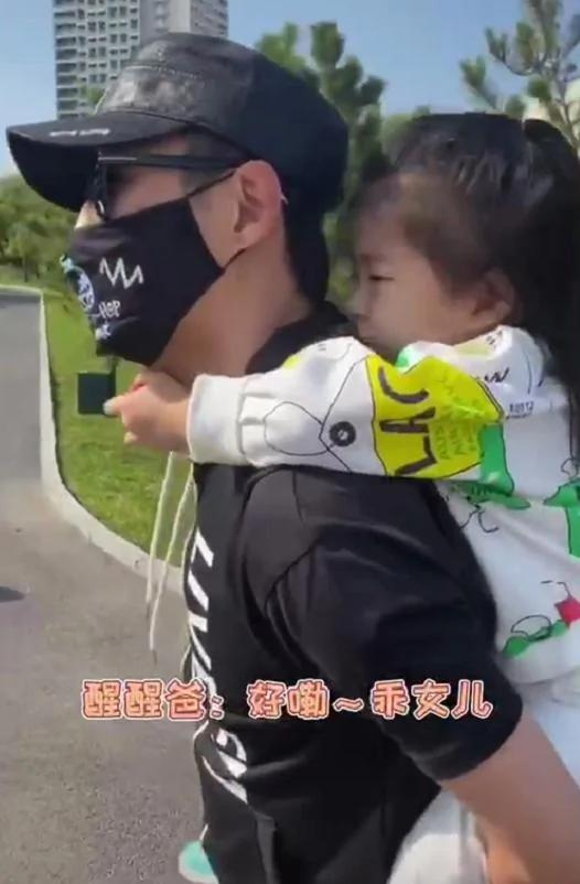 章子怡晒汪峰背女儿游玩 心疼老公旅途太累赞他好爸爸