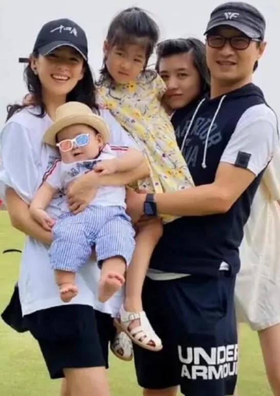 章子怡晒汪峰背女儿游玩 心疼老公旅途太累赞他好爸爸