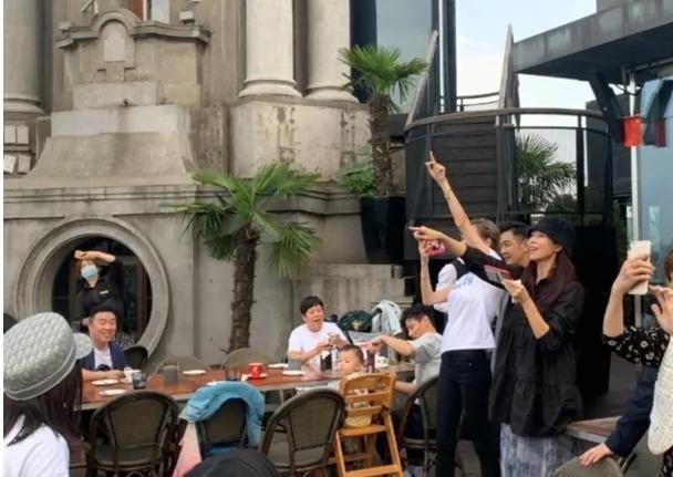 陈浩民生日派对超温馨 与蒋丽莎恩爱热吻 蔡少芬张晋全家送惊喜