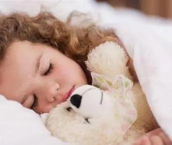 孩子臨睡前常做這幾件事 過了14歲很難再長高 父母千萬要警惕