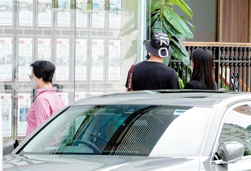 马国明汤洛雯手牵手逛街 被曝有意购入豪宅 计划明年完婚