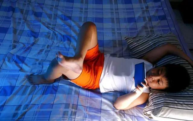 醫生忠告：睡前愛玩手機的人 出現4個症狀 可能肝病已悄然來臨