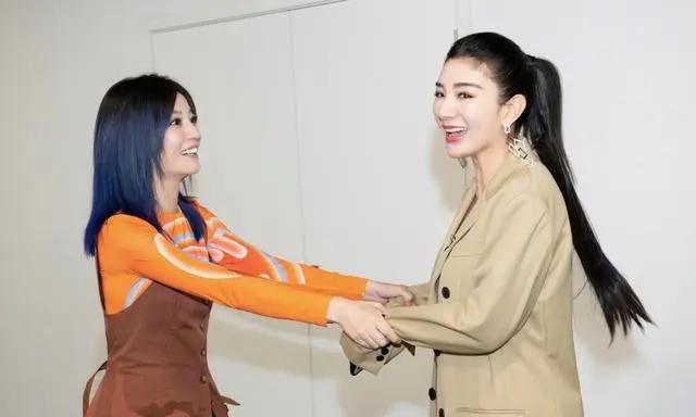 黄奕赵薇两代小燕子同框 俩人牵手大笑俏皮互动超欢乐