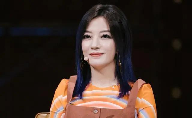 黄奕赵薇两代小燕子同框 俩人牵手大笑俏皮互动超欢乐