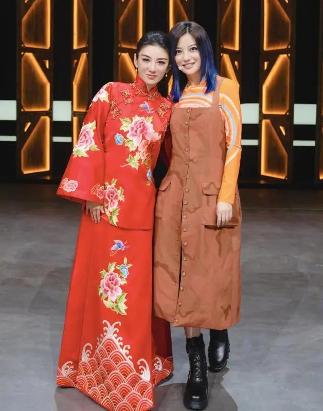 黄奕赵薇两代小燕子同框 俩人牵手大笑俏皮互动超欢乐