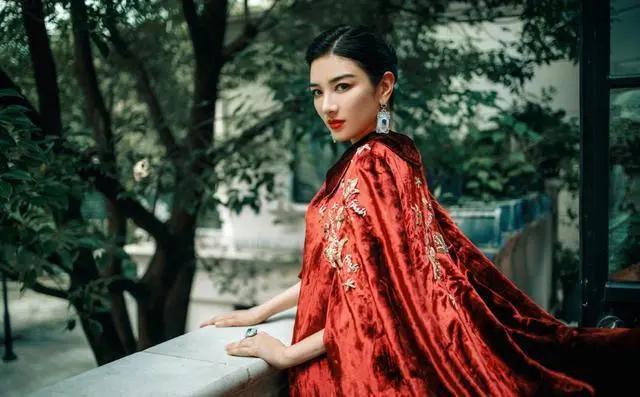 黄奕赵薇两代小燕子同框 俩人牵手大笑俏皮互动超欢乐