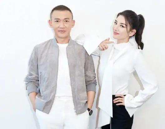 黄奕赵薇两代小燕子同框 俩人牵手大笑俏皮互动超欢乐