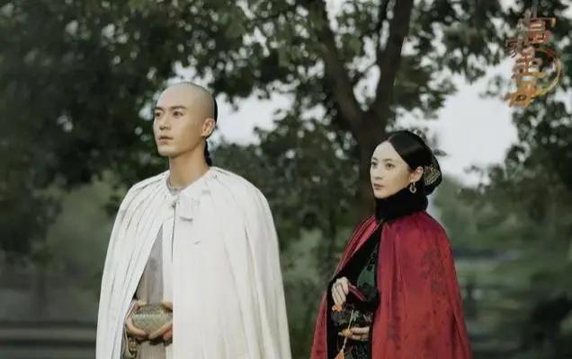 黄奕赵薇两代小燕子同框 俩人牵手大笑俏皮互动超欢乐