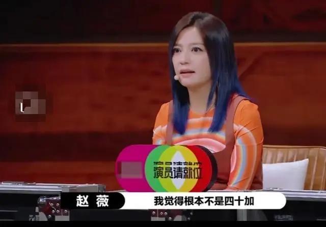 黄奕赵薇两代小燕子同框 俩人牵手大笑俏皮互动超欢乐