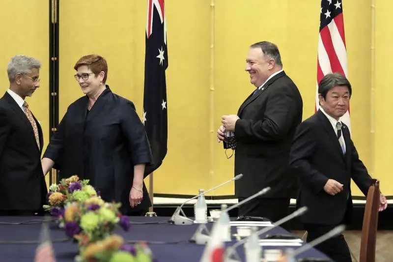 2020年10月6日，美日澳印四國外長在東京舉行四方安全對話，由左至右分別為印度外長蘇傑生、澳洲外長佩恩、美國國務卿龐畢歐、日本外相茂木敏充（AP）