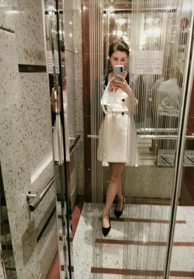 50岁李嘉欣晒素颜自拍 皮肤白皙细腻如少女 豪门阔太范儿十足