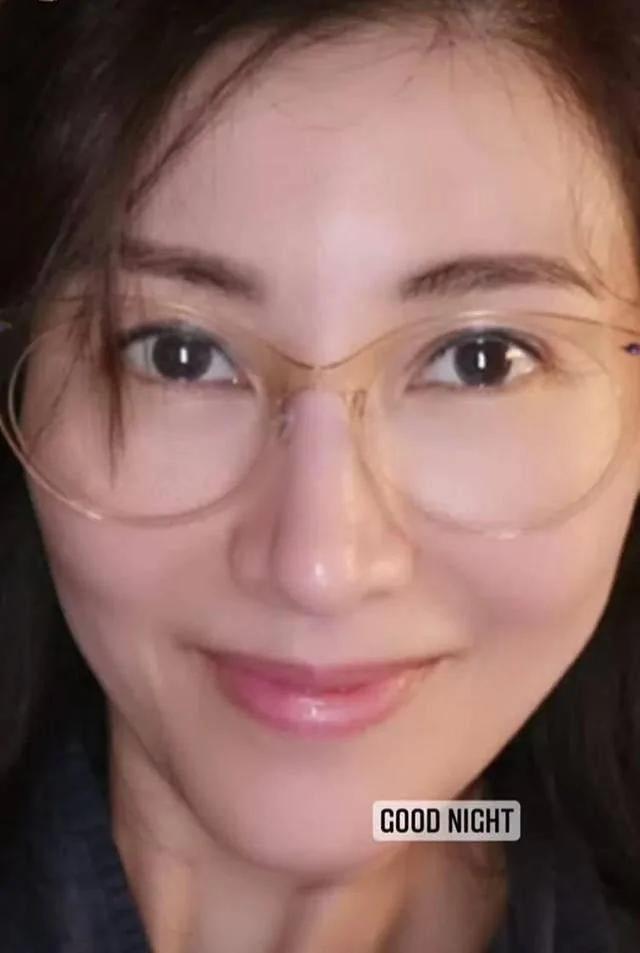50岁李嘉欣晒素颜自拍 皮肤白皙细腻如少女 豪门阔太范儿十足