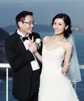50岁李嘉欣晒素颜自拍 皮肤白皙细腻如少女 豪门阔太范儿十足