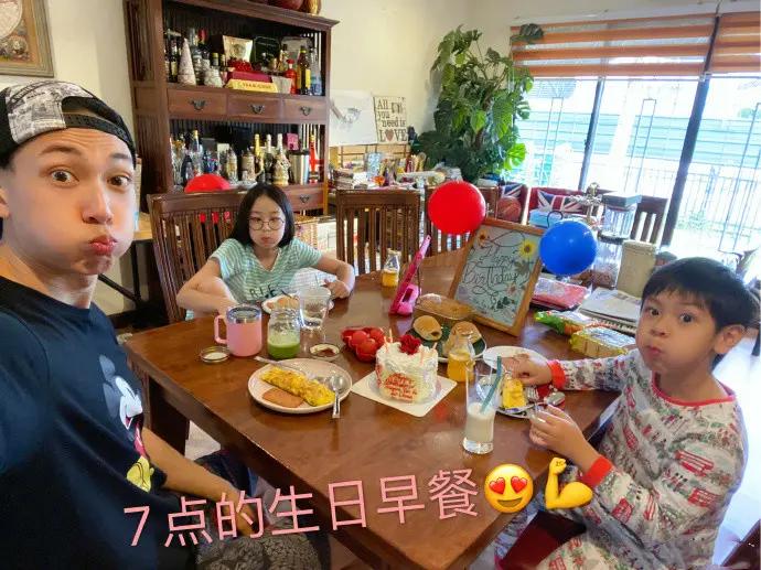 吴尊晒全家福为妻儿庆生 夫妻一人搂一娃秀幸福 老夫老妻超恩爱