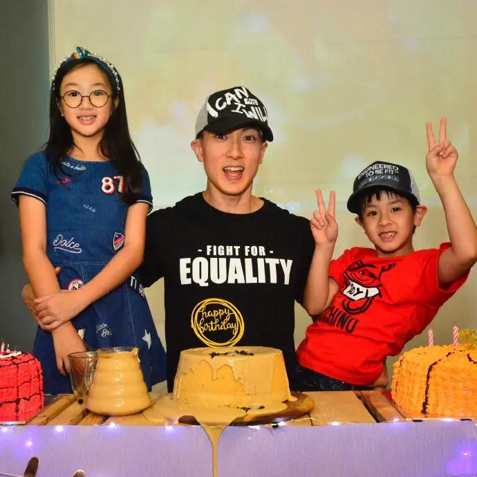吴尊晒全家福为妻儿庆生 夫妻一人搂一娃秀幸福 老夫老妻超恩爱
