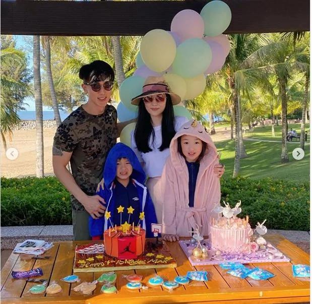 吴尊晒全家福为妻儿庆生 夫妻一人搂一娃秀幸福 老夫老妻超恩爱