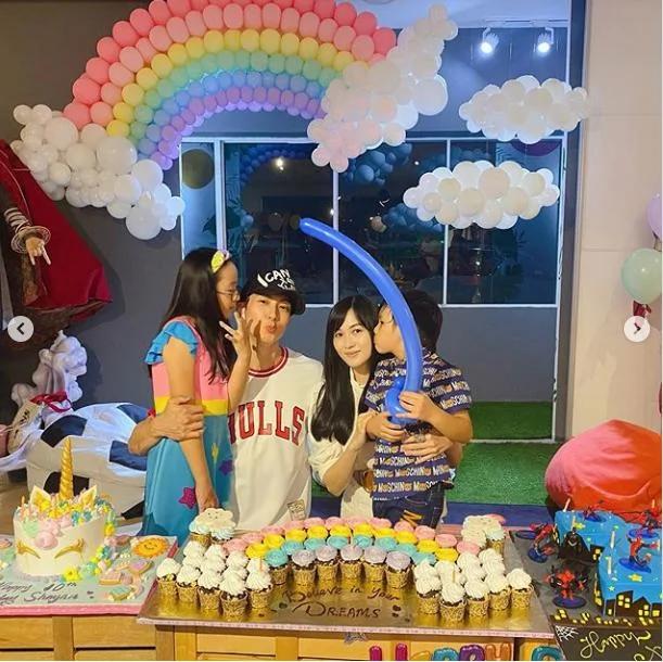 吴尊晒全家福为妻儿庆生 夫妻一人搂一娃秀幸福 老夫老妻超恩爱