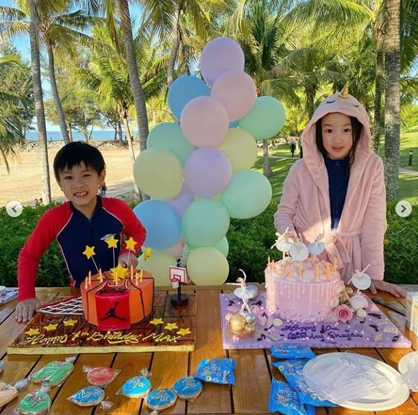 吴尊晒全家福为妻儿庆生 夫妻一人搂一娃秀幸福 老夫老妻超恩爱