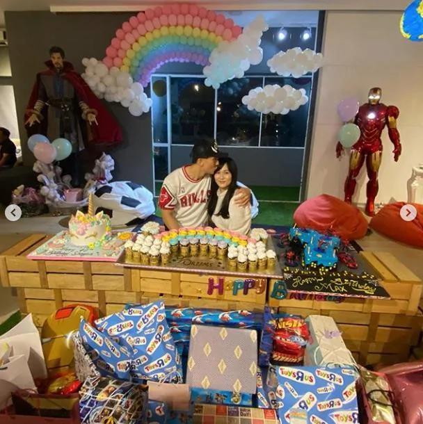 吴尊晒全家福为妻儿庆生 夫妻一人搂一娃秀幸福 老夫老妻超恩爱