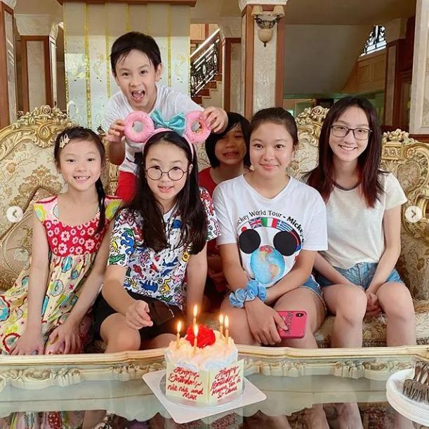 吴尊晒全家福为妻儿庆生 夫妻一人搂一娃秀幸福 老夫老妻超恩爱