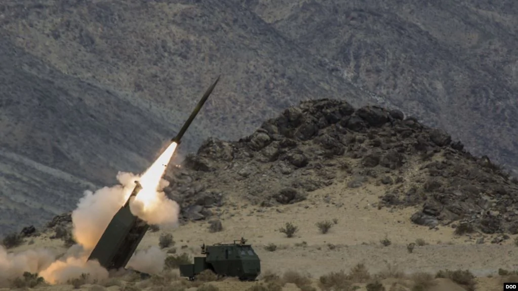 资料照片：在加州二十九棕榈村美国海军陆战队空地作战中心举行的一次演习期间，一支海军陆战队炮兵连发射HIMARS多管火箭炮。(2014年5月18日)