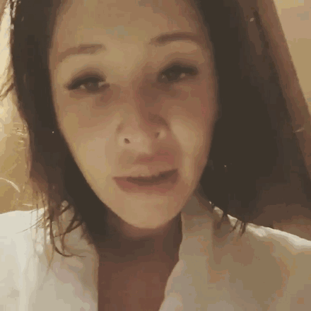 萧亚轩回应秒删怪异视频:求助男友错发 很清醒 谁不想美美的样子