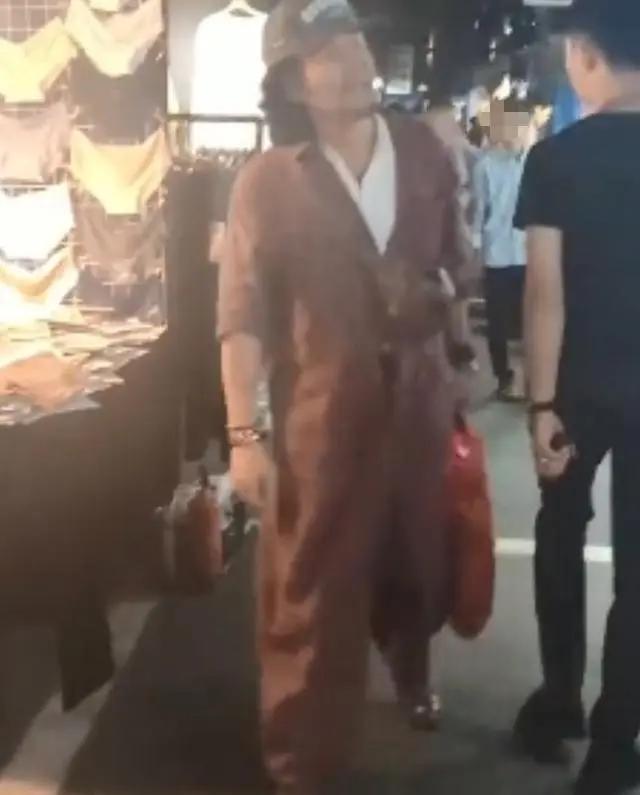 事业失意情场得意?57岁孙兴疑带女友捞金
