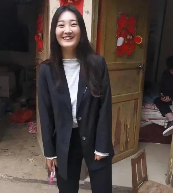 大衣哥儿媳妇进入网红界:带大衣嫂一起做直播 婆媳配合很默契