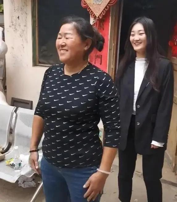 大衣哥儿媳妇进入网红界:带大衣嫂一起做直播 婆媳配合很默契