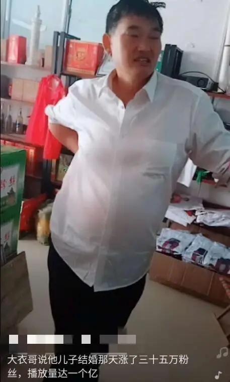 大衣哥儿媳妇进入网红界:带大衣嫂一起做直播 婆媳配合很默契