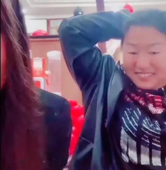 大衣哥儿媳妇进入网红界:带大衣嫂一起做直播 婆媳配合很默契