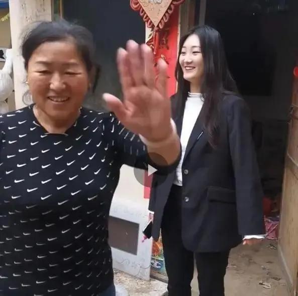 大衣哥儿媳妇进入网红界:带大衣嫂一起做直播 婆媳配合很默契