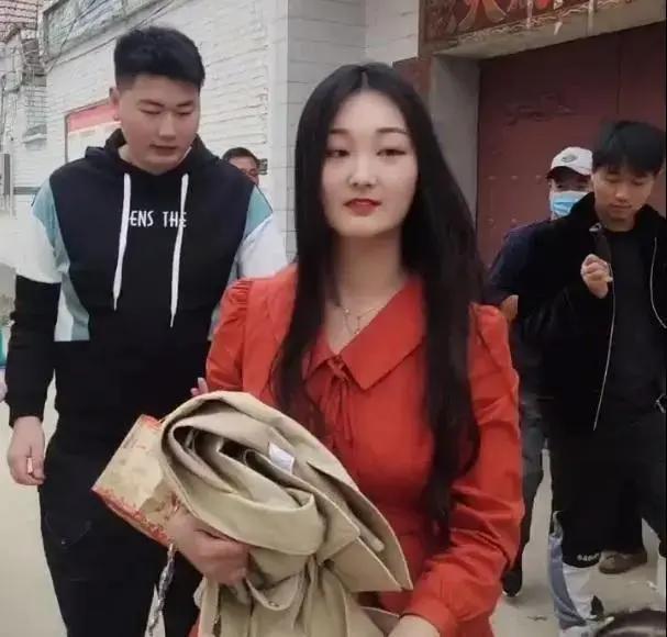 大衣哥儿媳妇进入网红界:带大衣嫂一起做直播 婆媳配合很默契