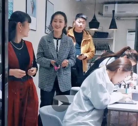 大衣哥儿媳妇进入网红界:带大衣嫂一起做直播 婆媳配合很默契