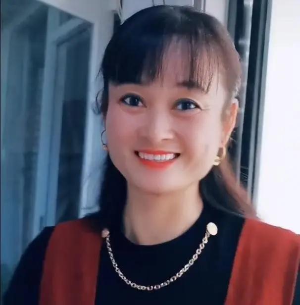 大衣哥儿媳妇进入网红界:带大衣嫂一起做直播 婆媳配合很默契