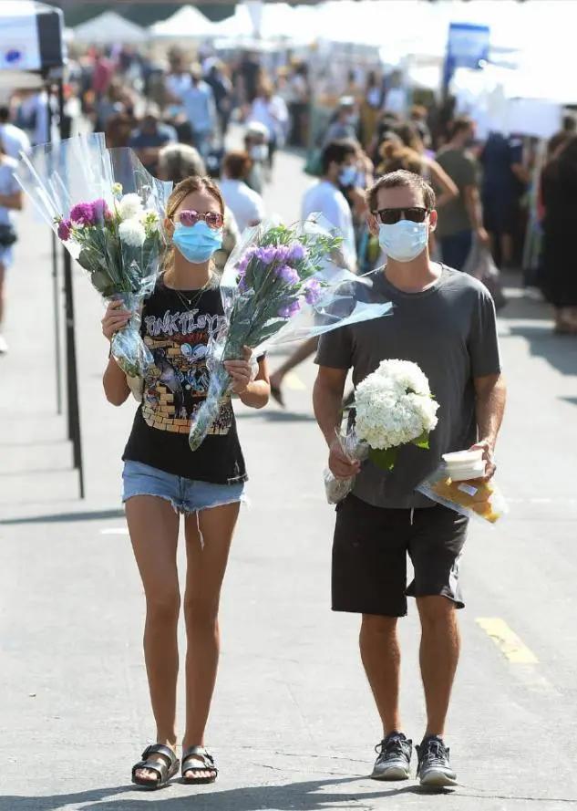 蜘蛛侠托比和女友逛街 手里捧满鲜花 网友:这波狗粮给满分