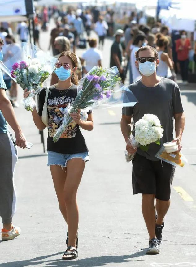 蜘蛛侠托比和女友逛街 手里捧满鲜花 网友:这波狗粮给满分