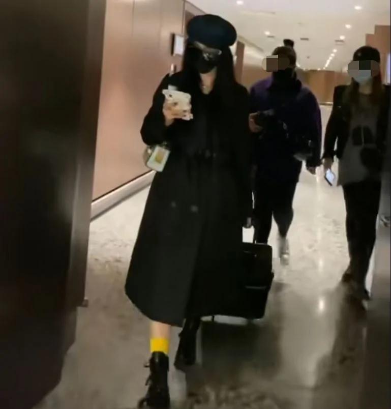 范冰冰赶行程独自推行李 俩助理不帮忙?事业低谷仍有男友人相助